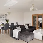 Spacious 3br With Terrace | דירה *